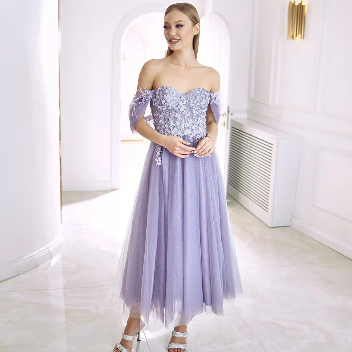 Abiti da ballo color lavanda Sweetheart Tulle Abiti da festa lunghi fino al tè Appliques Abiti da cerimonia nuziale con piume Ve