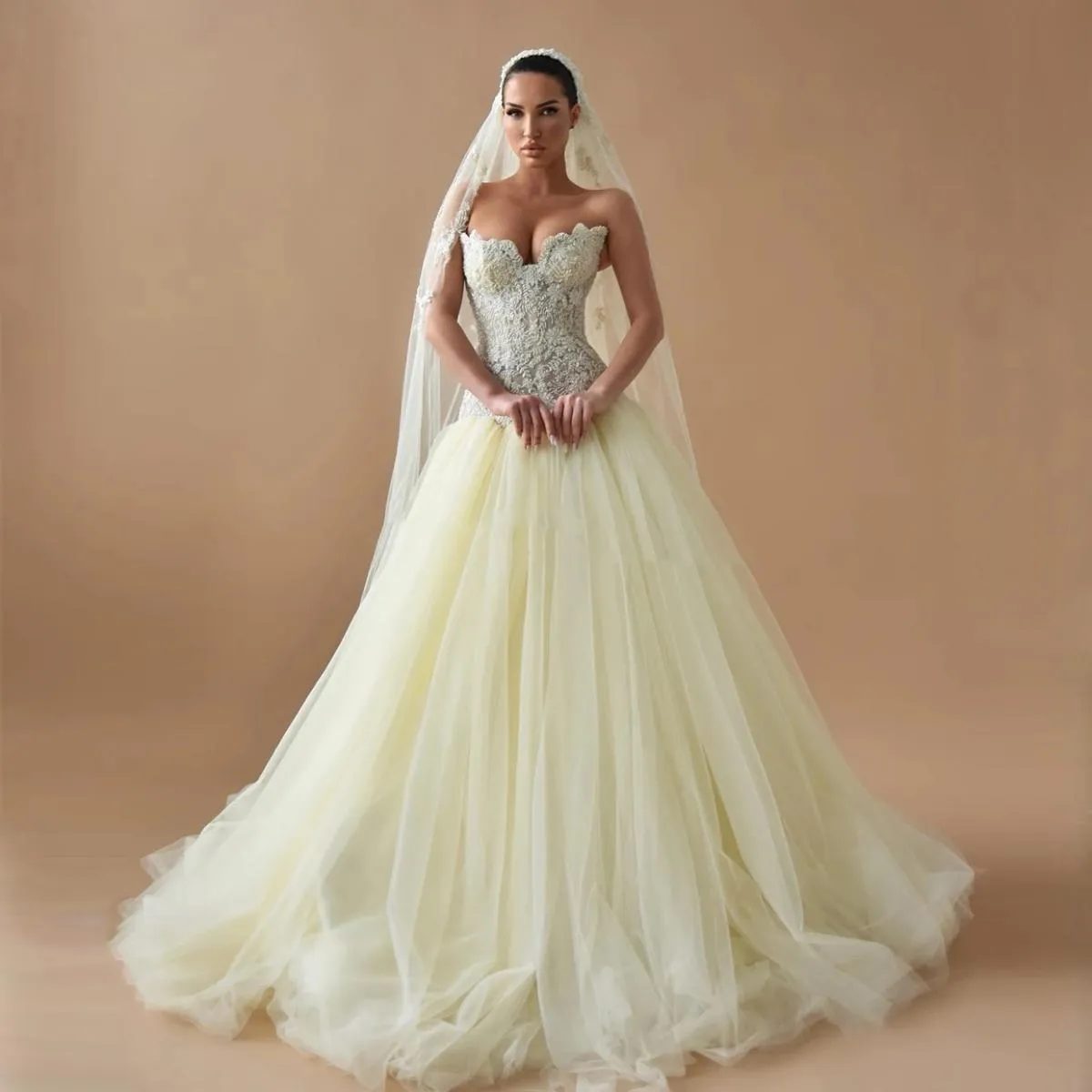 Abiti da ballo lunghi in pizzo elegante giallo chiaro Abiti da cerimonia convenzionali in tulle gonfio a cuore Abiti da sposa su