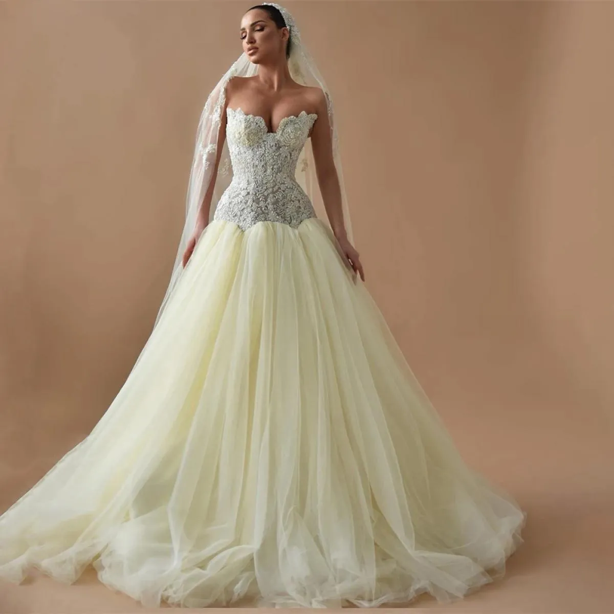 Abiti da ballo lunghi in pizzo elegante giallo chiaro Abiti da cerimonia convenzionali in tulle gonfio a cuore Abiti da sposa su