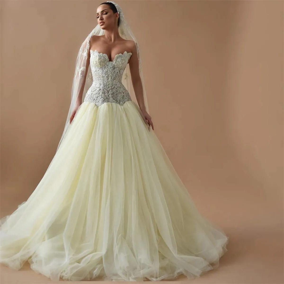 Abiti da ballo lunghi in pizzo elegante giallo chiaro Abiti da cerimonia convenzionali in tulle gonfio a cuore Abiti da sposa su